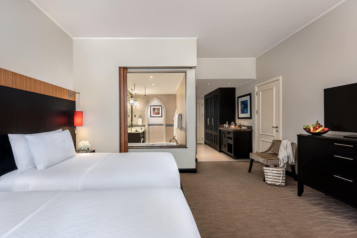 Premier King or Twins Room | Ylelliset vuodevaatteet, untuvapeitot, minibaari, tallelokero huoneessa