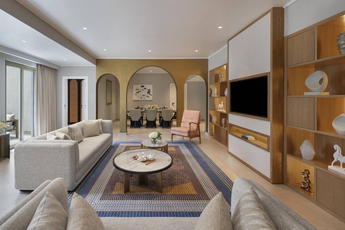 2 Bedroom Presidential Suite, Newly Renovated, Living & Dining Area, Evening Drinks & Canape Section | Ylelliset vuodevaatteet, untuvapeitot, minibaari, tallelokero huoneessa