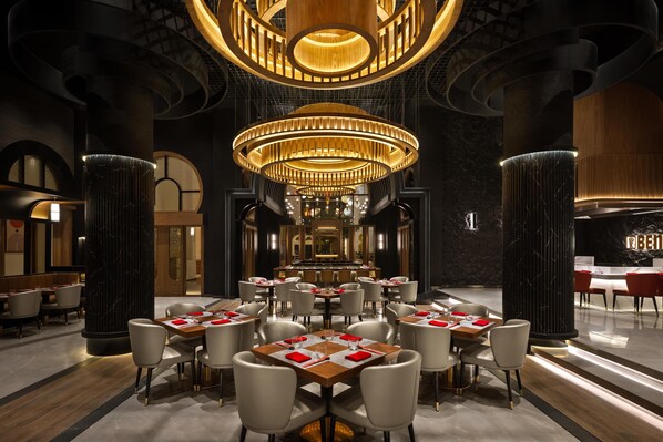 2 restaurants; breakfast, lunch, and dinner served