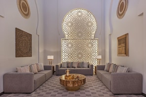 Premium bedding, down comforters, minibar, in-room safe - Oaks Ibn Battuta Gate Dubai (Dubai)