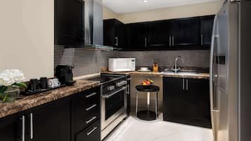 Phòng Suite Royal, 2 phòng ngủ | Bếp riêng | Dụng cụ pha cà phê/trà, ấm điện