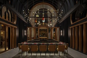 2 nhà hàng; phục vụ bữa sáng, bữa trưa và bữa tối