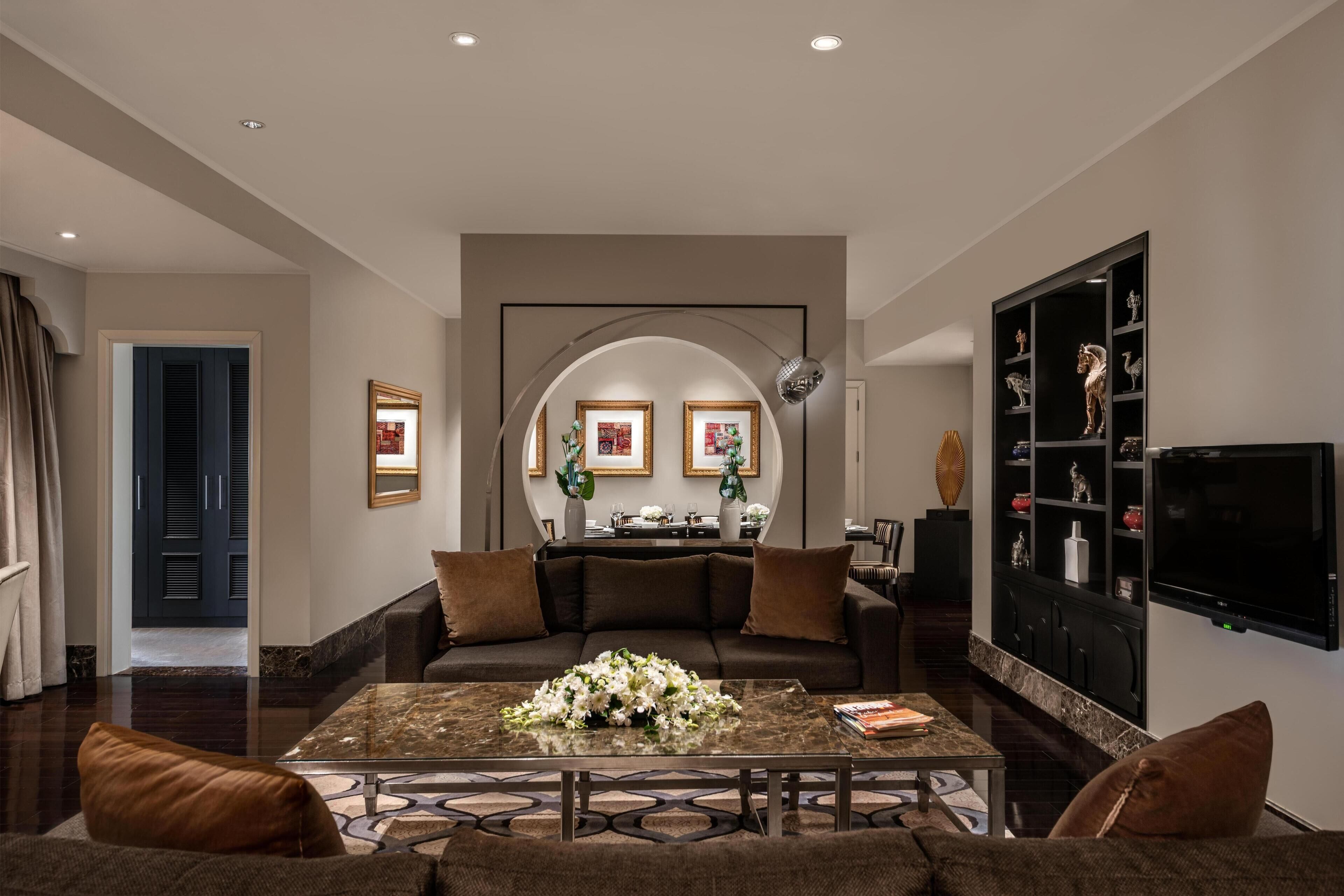 Two Bedroom Royal Suite, Evening Drinks & Canapes Section, Free Shuttle To Public Beach | 고급 침구, 오리/거위털 이불, 미니바, 객실 내 금고