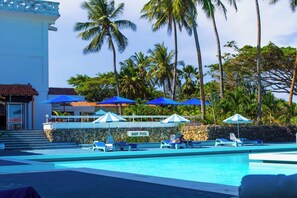 Pantai pribadi, scuba diving, ski air, dan selancar angin