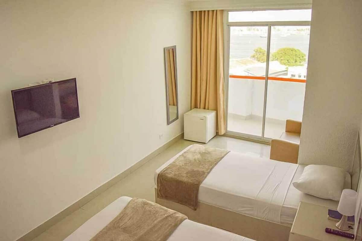 Habitación triple | Minibar, caja de seguridad en la habitación, wifi gratis y ropa de cama