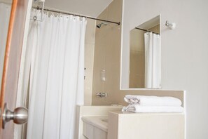 Shower, rainfall showerhead, hair dryer, towels - Hotel Cartagena Premium (Cartagena)