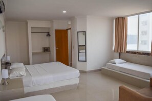 Minibar, coffre-fort, accès au Wi-Fi (inclus), literie fournie