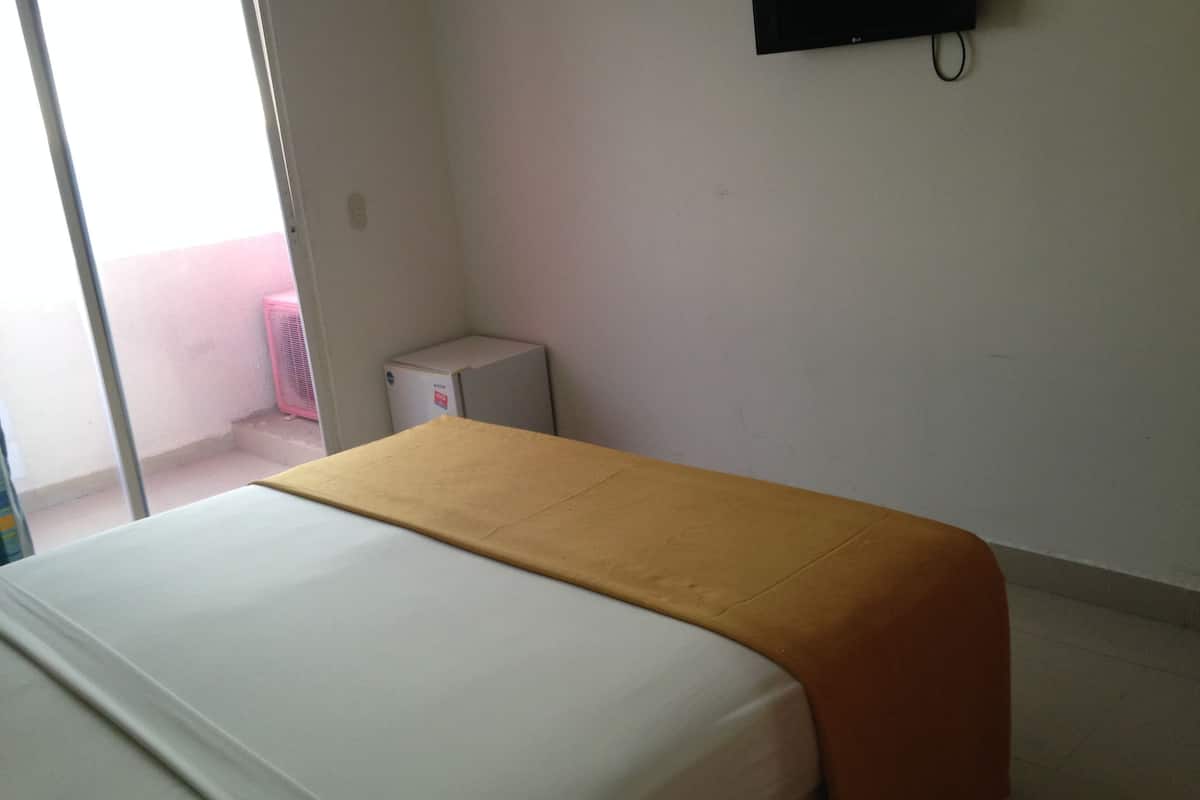 Minibar, caja de seguridad en la habitación, wifi gratis y ropa de cama
