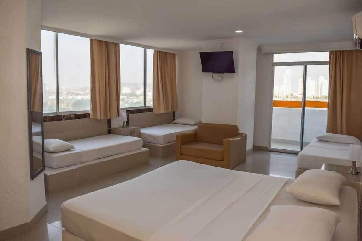 Habitación cuádruple estándar | Minibar, caja de seguridad en la habitación, wifi gratis y ropa de cama