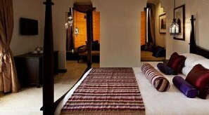 In-room safe, desk, free WiFi, bed sheets - Miklin Hotel (Accra)