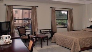 In-room safe, desk, WiFi (free), alarm clocks - Miklin Hotel (Accra)