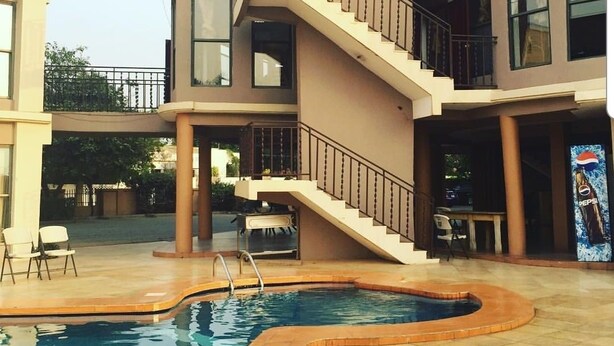 Outdoor pool - Miklin Hotel (Accra)