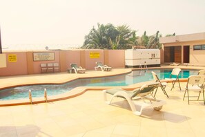 Outdoor pool - Miklin Hotel (Accra)