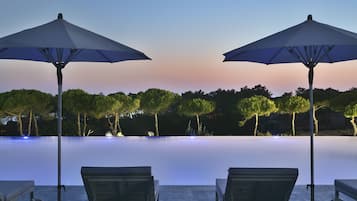 Piscina interna, piscina externa sazonal, guarda-sóis, espreguiçadeiras