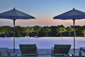 Indoor pool, outdoor pool, pool umbrellas, sun loungers - The Oitavos Hotel (Cascais)