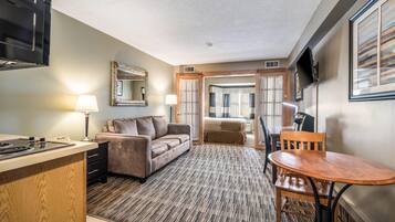 Suite, 1 queensize-seng med sovesofa, ikke-røyk | Wi-fi (inkludert) og sengetøy