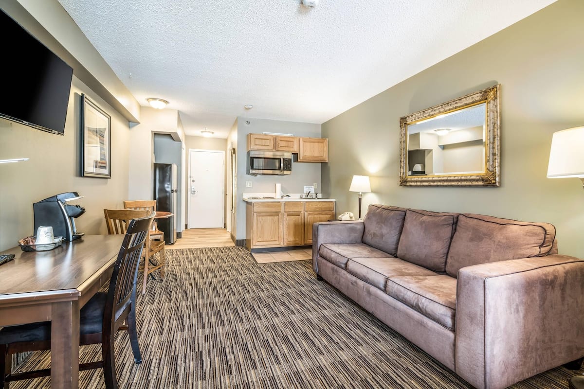 Svit - 1 queensize-sÀng med bÀddsoffa - icke-rökare | Gratis wi-fi och sÀngklÀder