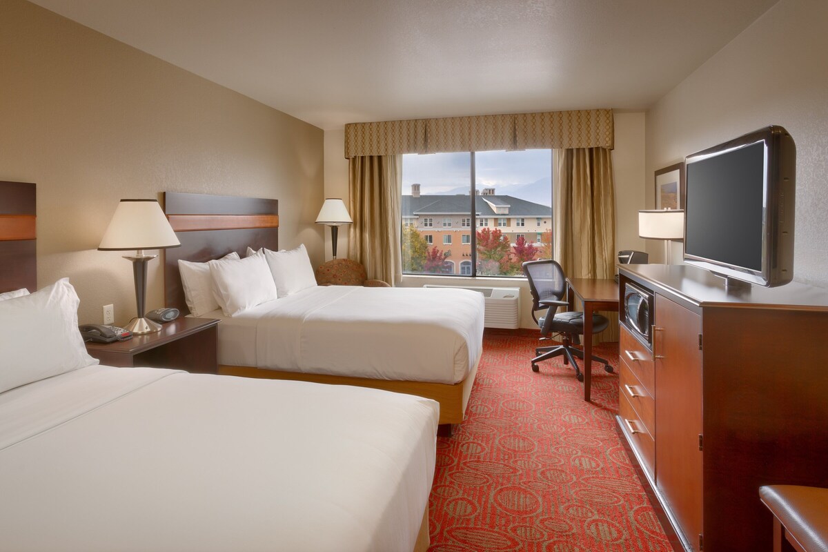In-room safe, desk, laptop workspace, iron/ironing board