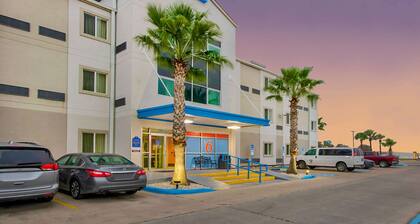 Motel 6 Eagle Pass, TX - Lakeside