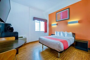 Betten mit Memory-Foam-Matratzen, individuell dekoriert