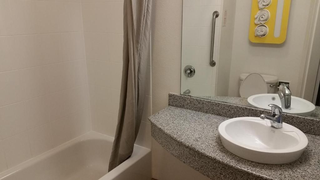 Combined shower/tub, hair dryer, towels