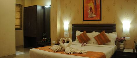 2 bedrooms, in-room safe, desk, iron/ironing board