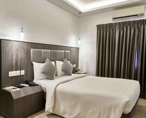 มินิบาร์, ตู้นิรภัยในห้องพัก, โต๊ะทำงาน, Wi-Fi ฟรี