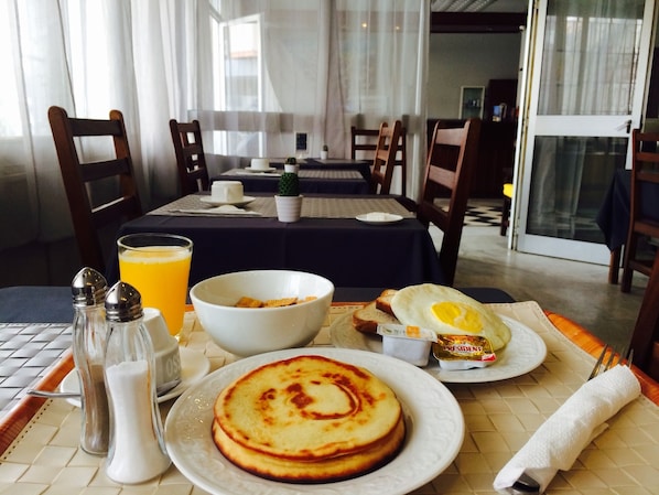 Desayuno continental (XOF 3500 por persona)