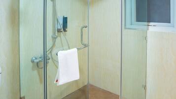 Ensemble douche/baignoire, articles de toilette de luxe, sĂšche-cheveux