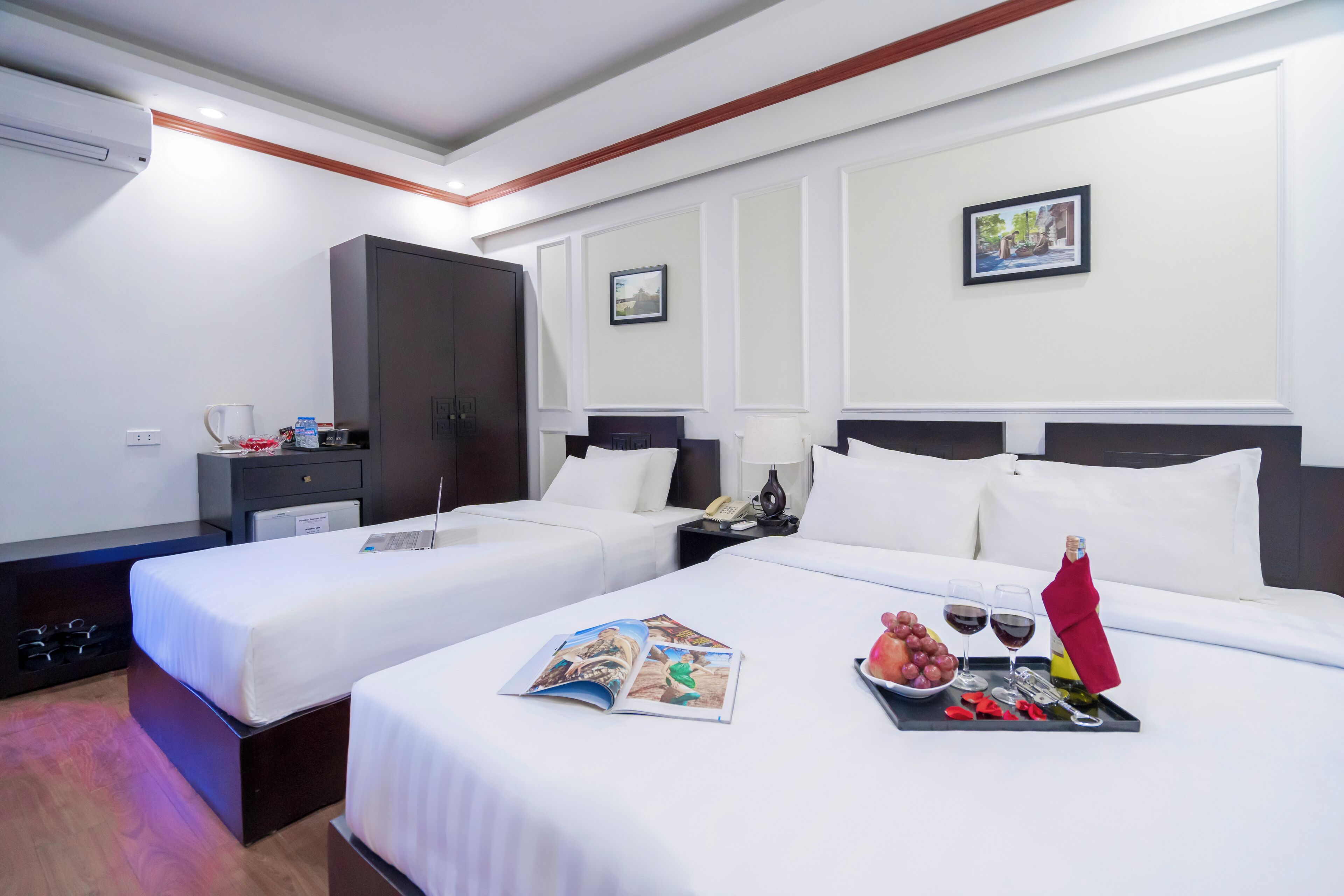 family room | 1 bedroom, premium bedding, pillow-top beds, minibar