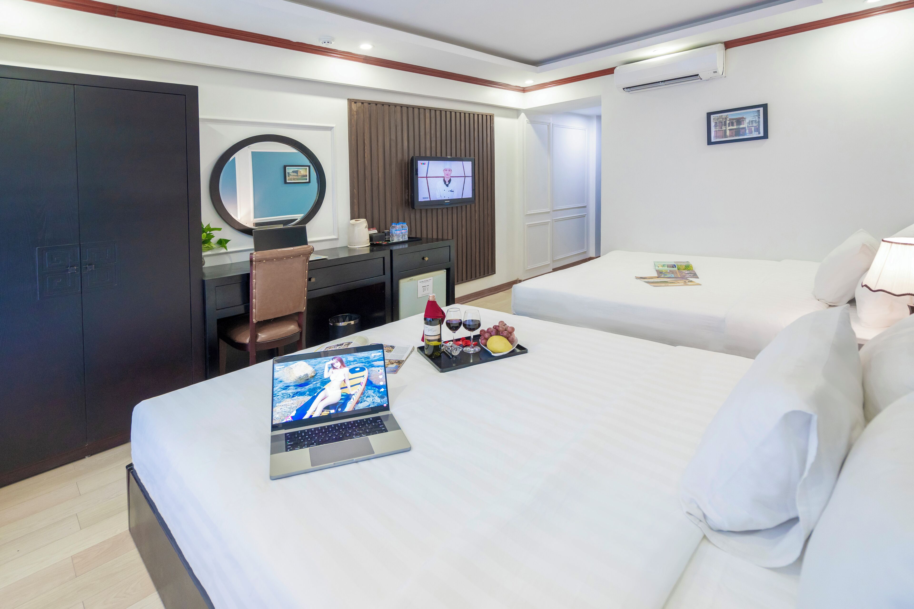 family room | 1 bedroom, premium bedding, pillow-top beds, minibar