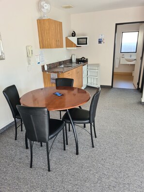 1 habitación, espacio para trabajar con laptop y cunas gratuitas 