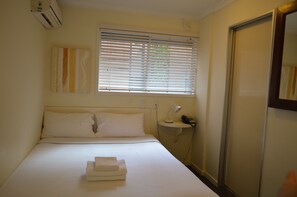 Standard Double Room | In-room safe, desk, iron/ironing board, rollaway beds - Snooze Inn (Fortitude Valley)