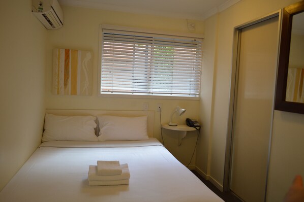 Standard Double Room | In-room safe, desk, iron/ironing board, rollaway beds - Snooze Inn (Fortitude Valley)