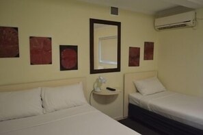 In-room safe, desk, iron/ironing board, rollaway beds - Snooze Inn (Fortitude Valley)