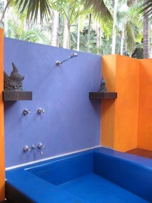 Villa (Serviced) | Baño | Tina y regadera independientes y amenidades de baño gratuitas 