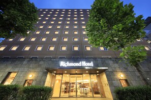 Un hotel con una fachada moderna, ventanas amplias y un cartel que dice 'Richmond Hotel'.