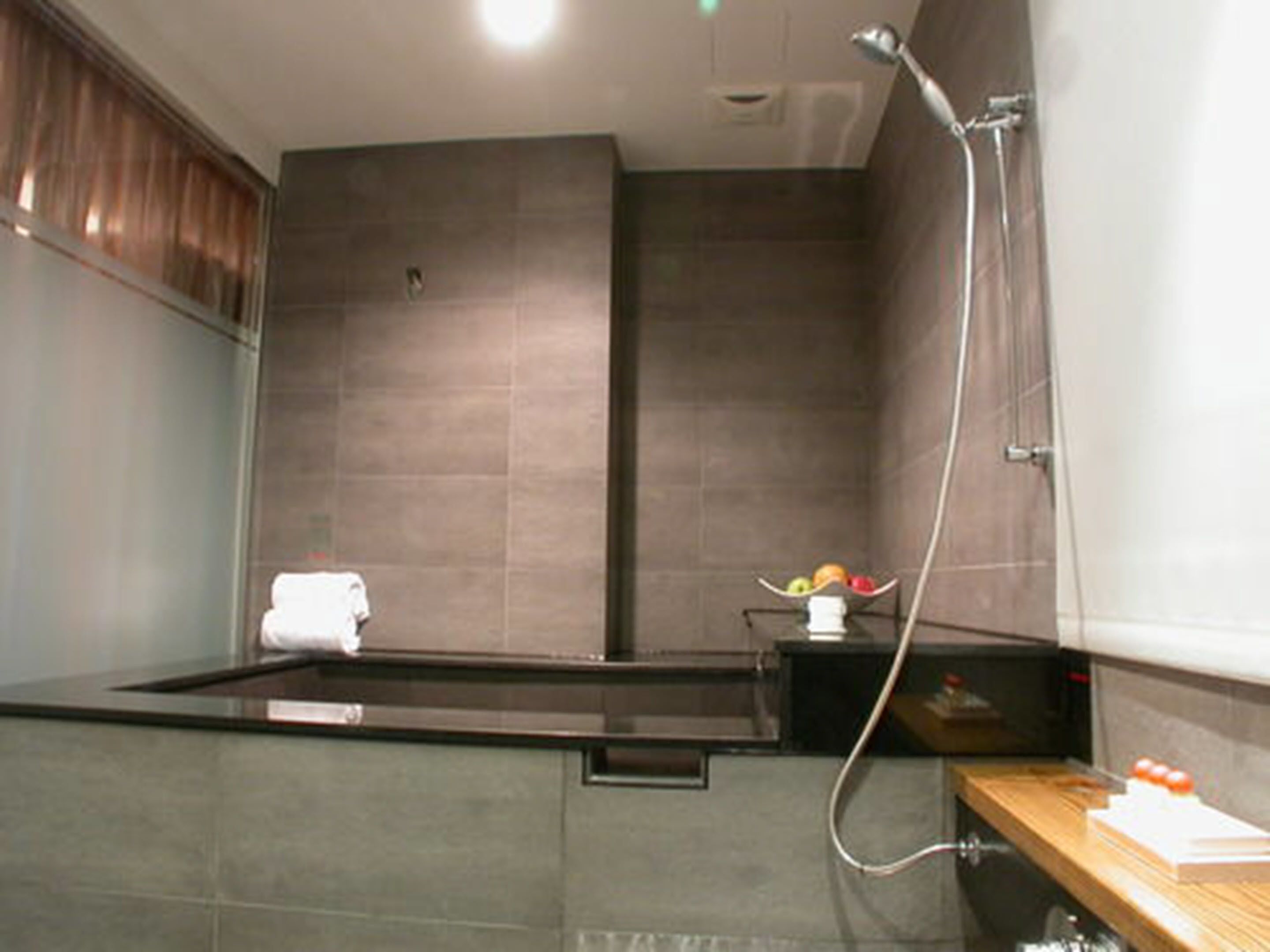 combined shower/bathtub, deep-soaking bathtub, free toiletries