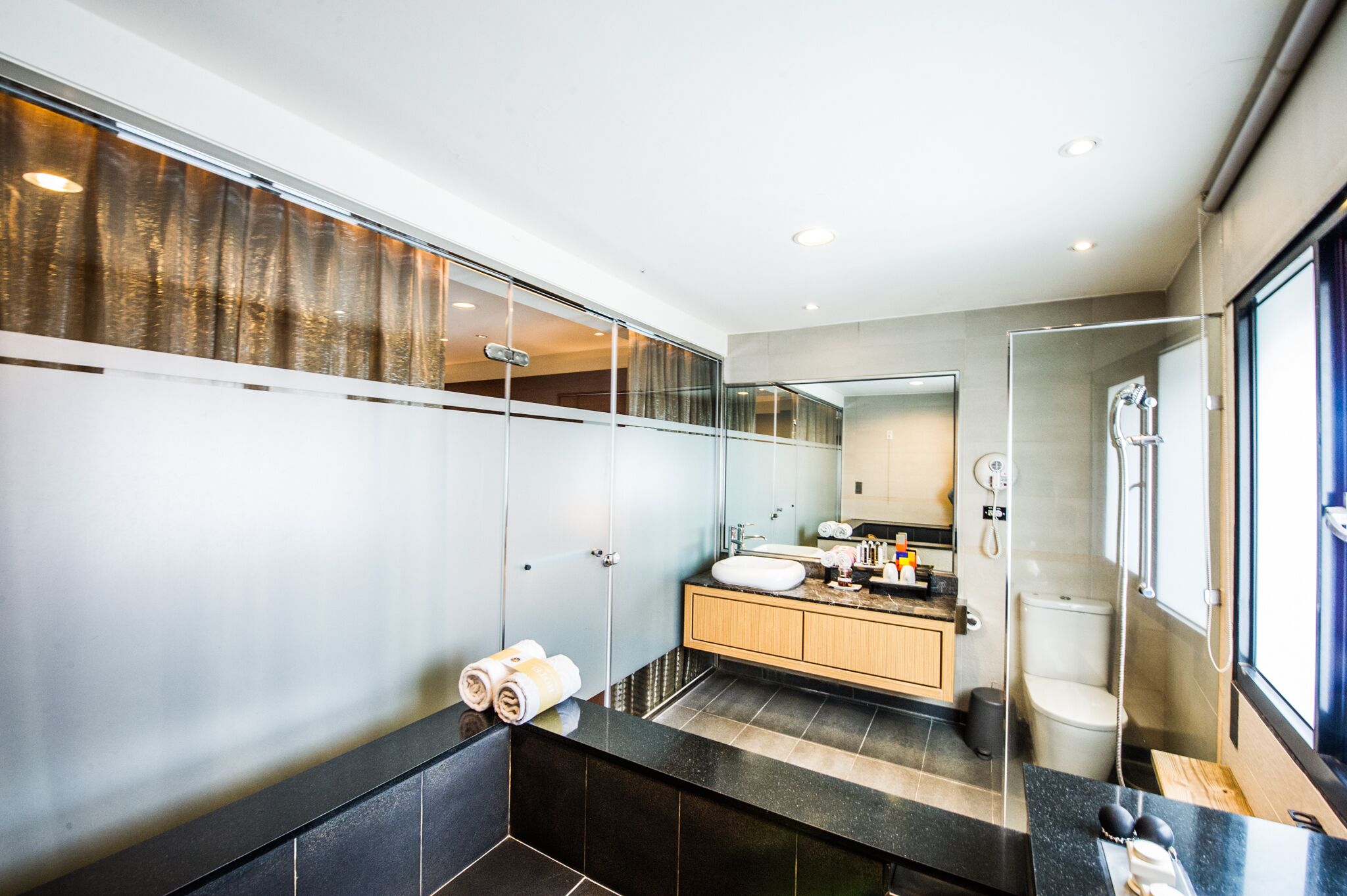 deluxe room (vogue) | bathroom | combined shower/bathtub, deep-soaking bathtub, free toiletries