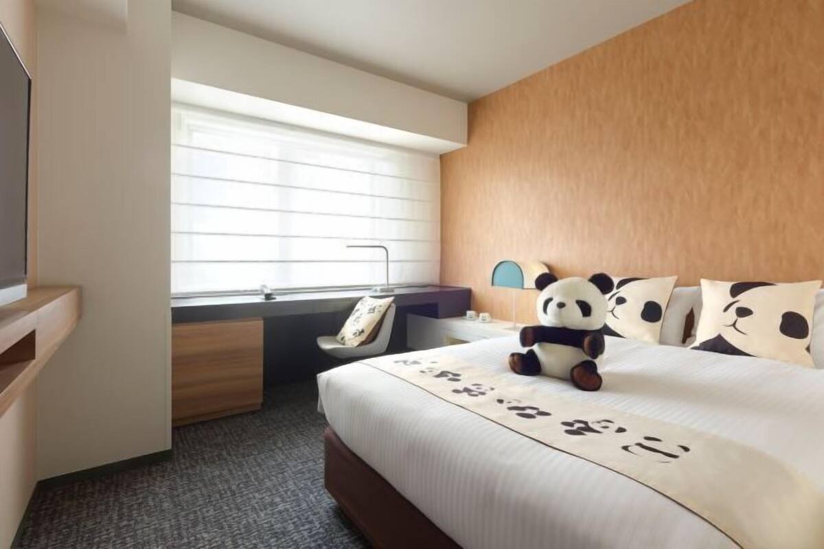 Premium bedding, down comforters, in-room safe, desk