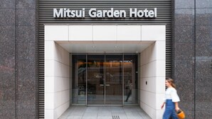 L’entrée de l’hôtel Mitsui Garden se distingue par sa façade moderne et une enseigne bien visible au-dessus de la porte.