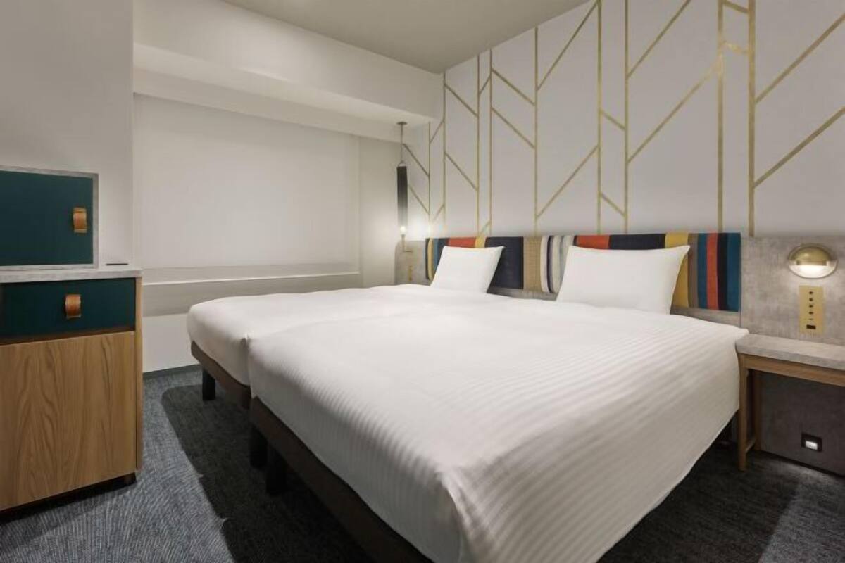 Premium bedding, down comforters, in-room safe, desk