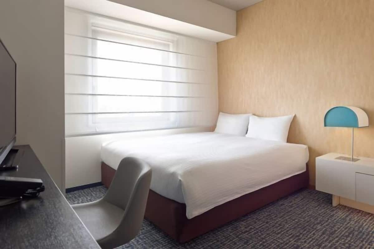 Premium bedding, down comforters, in-room safe, desk