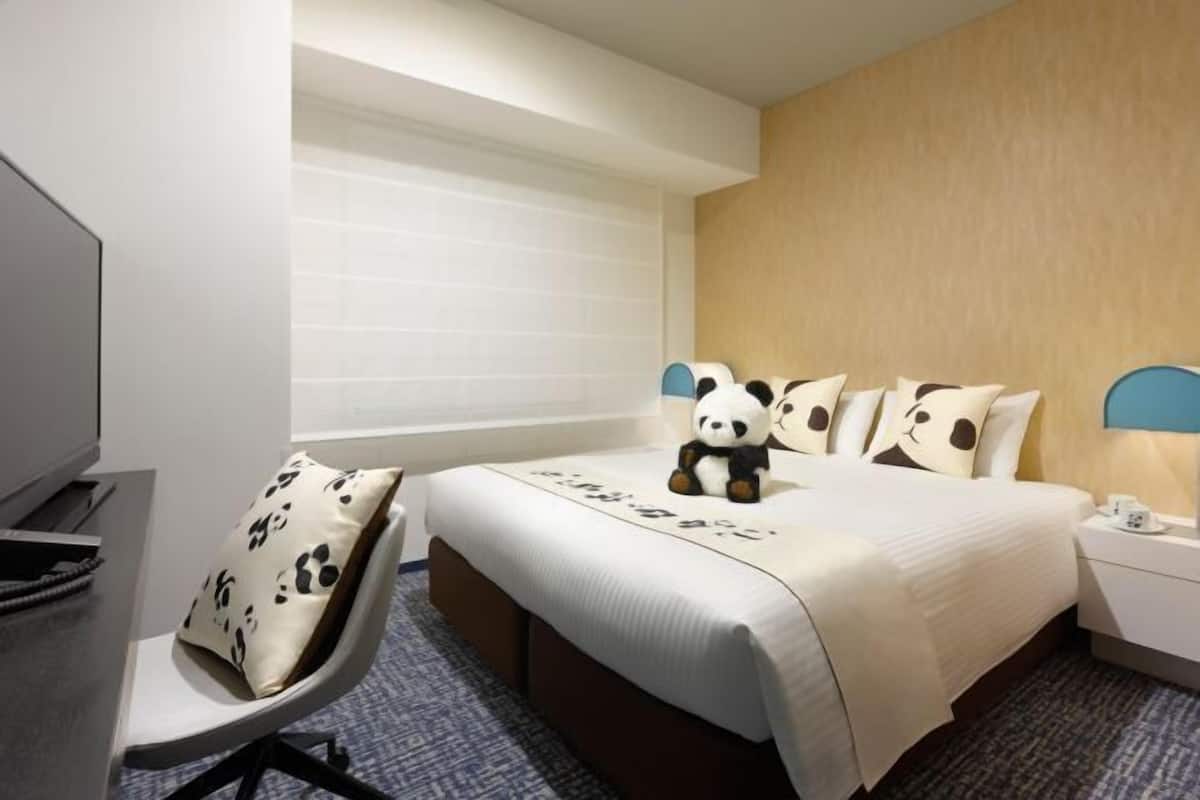 Premium bedding, down comforters, in-room safe, desk