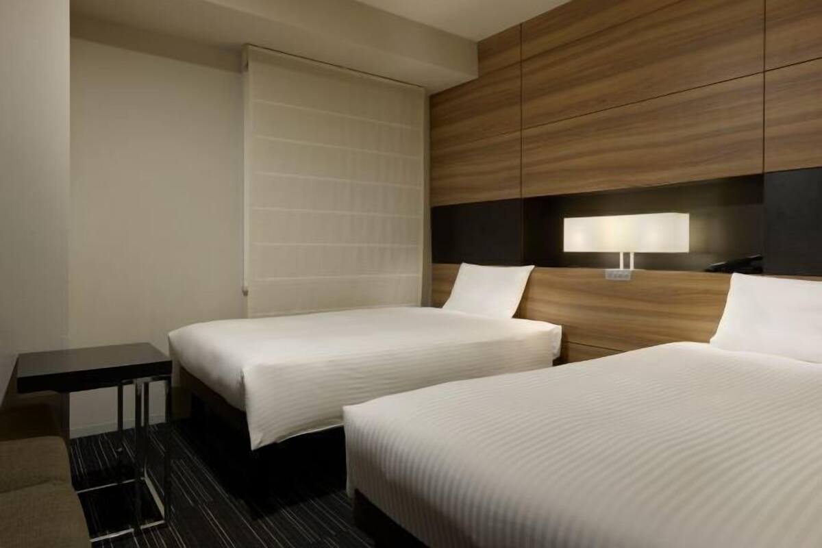 Premium bedding, down comforters, in-room safe, desk