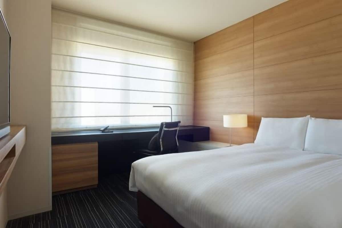 Premium bedding, down comforters, in-room safe, desk