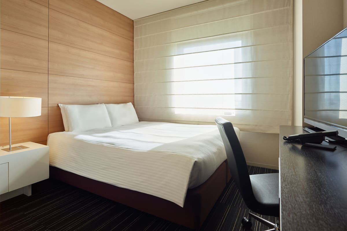 Premium bedding, down comforters, in-room safe, desk