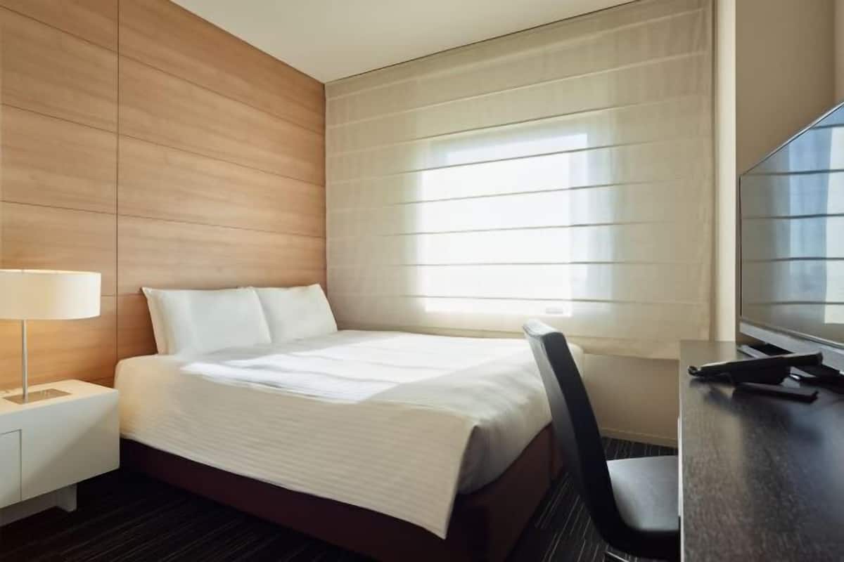 Premium bedding, down comforters, in-room safe, desk