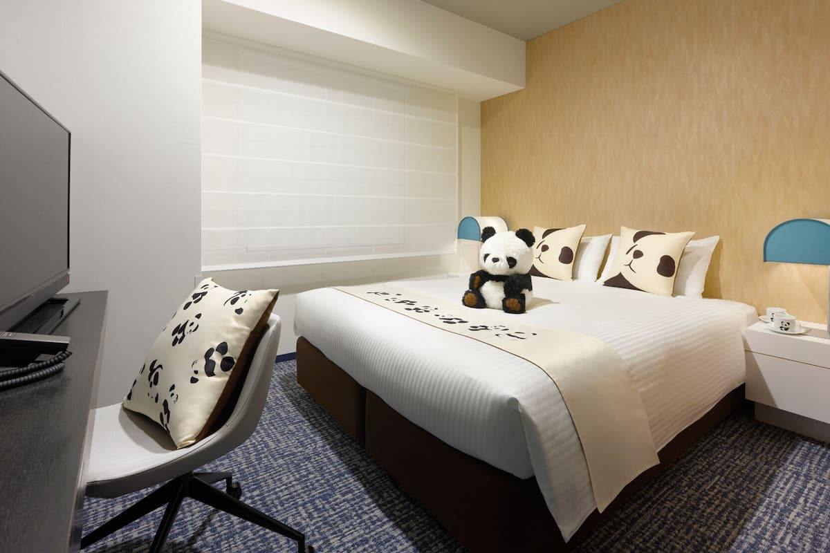 Premium bedding, down comforters, in-room safe, desk