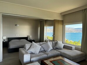 Suite panorámica, 2 habitaciones | Ropa de cama de alta calidad, caja fuerte, escritorio y cortinas opacas